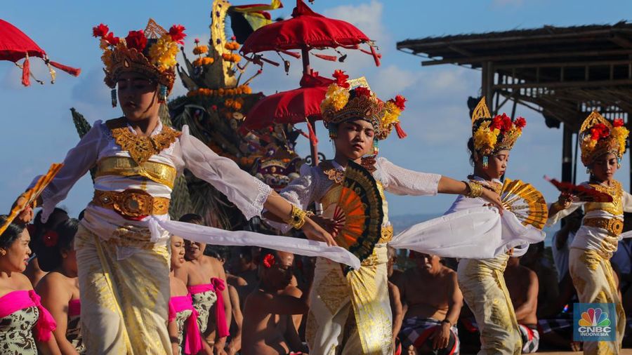 Penampilan tari-tarian saat acara Balinese Water Purification Ceremony di Kawasan Ekonomi Khusus Kura Kura, Bali, Sabtu (18/5/2024). (CNBC Indonesia/Faisal Rahman)