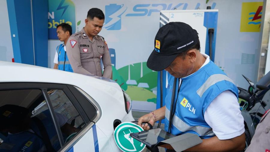Petugas PLN tengah melakukan simulasi pengisian daya mobil listrik menjelang agenda World Water Forum (WWF) di Bali yang akan diselenggarakan pada 18-25 Mei 2024. (Dok PLN)