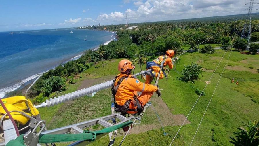 Petugas Pekerjaan Dalam Keadaan Bertegangan (PDKB) UPT Probolinggo dalam pemeliharaan SKLT Cable Head Ketapang memastikan kesiapan sistem transmisi berfungsi optimal menyalurkan kebutuhan listrik ke Bali selama rangkaian KTT WWF ke-10. (Dok.PLN)