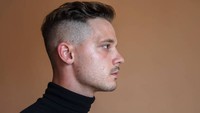 Bingung Pilih Clay atau Pomade? Ini yang Tahan Keringat dan Helm