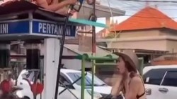 Polisi Selidiki Bule Wanita Pakai Bikini Mandi Bensin Warung Madura di Bali