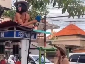Polisi Selidiki Bule Wanita Pakai Bikini Mandi Bensin Warung Madura di Bali