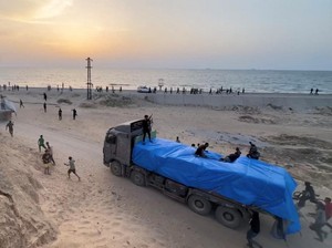 Truk Bantuan Berisi Makanan Tiba di Gaza, Warga Langsung Serbu