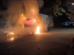 Ditinggal Pengemudi, Truk Tronton Terbakar di Batang