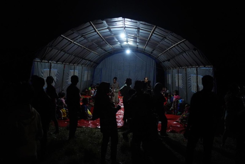 Babinsa membantu warga terdampak erupsi Gunungapi Ibu di Pos Pengungsian Desa Gam Ici, Kecamatan Ibu Tengah, Kabupaten Halmahera Barat, Maluku Utara, Sabtu (18/5/2024). Babinsa membantu warga terdampak erupsi Gunungapi Ibu di Pos Pengungsian Desa Gam Ici, Kecamatan Ibu Tengah, Kabupaten Halmahera Barat, Maluku Utara, Sabtu (18/5/2024). (Dok. BNPB)
