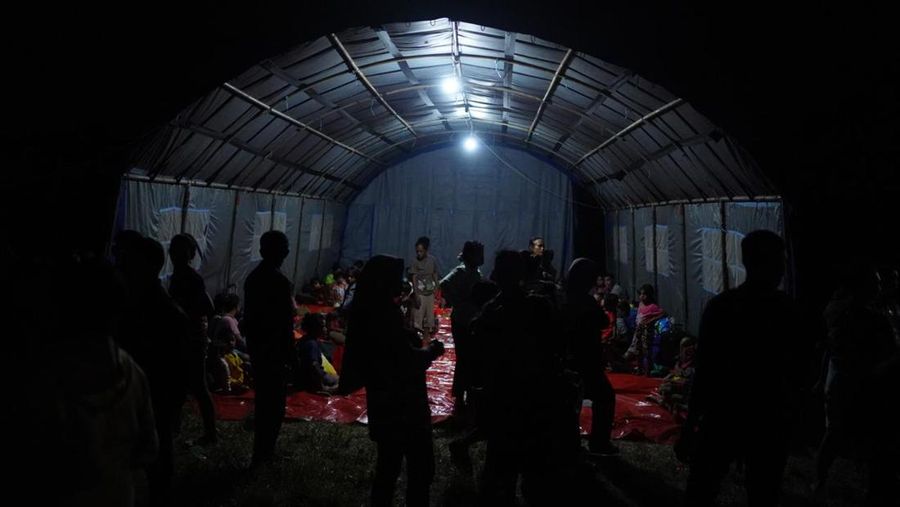 Babinsa membantu warga terdampak erupsi Gunungapi Ibu di Pos Pengungsian Desa Gam Ici, Kecamatan Ibu Tengah, Kabupaten Halmahera Barat, Maluku Utara, Sabtu (18/5/2024). (Dok. BNPB)