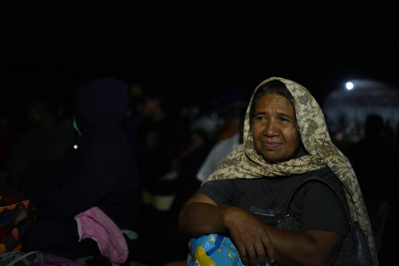 Babinsa membantu warga terdampak erupsi Gunungapi Ibu di Pos Pengungsian Desa Gam Ici, Kecamatan Ibu Tengah, Kabupaten Halmahera Barat, Maluku Utara, Sabtu (18/5/2024). Babinsa membantu warga terdampak erupsi Gunungapi Ibu di Pos Pengungsian Desa Gam Ici, Kecamatan Ibu Tengah, Kabupaten Halmahera Barat, Maluku Utara, Sabtu (18/5/2024). (Dok. BNPB)