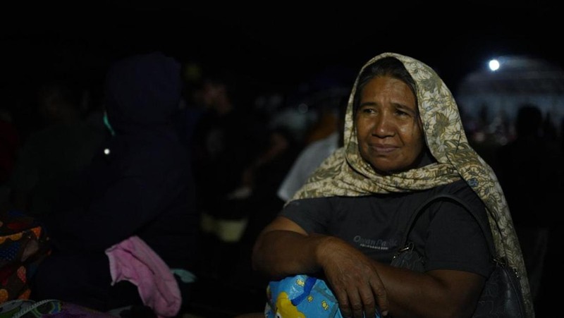 Babinsa membantu warga terdampak erupsi Gunungapi Ibu di Pos Pengungsian Desa Gam Ici, Kecamatan Ibu Tengah, Kabupaten Halmahera Barat, Maluku Utara, Sabtu (18/5/2024). (Dok. BNPB)