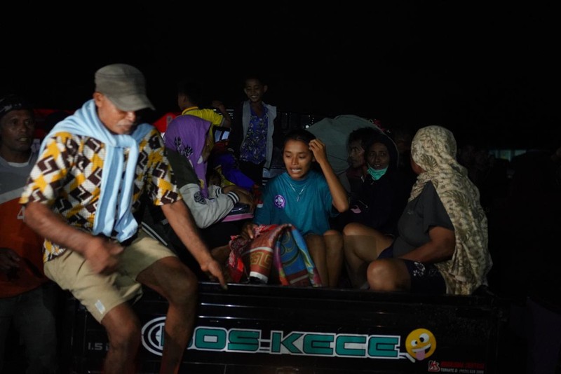 Babinsa membantu warga terdampak erupsi Gunungapi Ibu di Pos Pengungsian Desa Gam Ici, Kecamatan Ibu Tengah, Kabupaten Halmahera Barat, Maluku Utara, Sabtu (18/5/2024). Babinsa membantu warga terdampak erupsi Gunungapi Ibu di Pos Pengungsian Desa Gam Ici, Kecamatan Ibu Tengah, Kabupaten Halmahera Barat, Maluku Utara, Sabtu (18/5/2024). (Dok. BNPB)