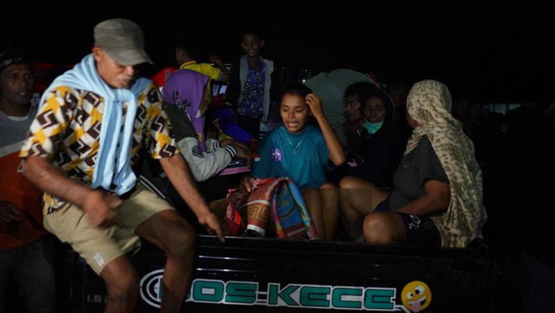 Babinsa membantu warga terdampak erupsi Gunungapi Ibu di Pos Pengungsian Desa Gam Ici, Kecamatan Ibu Tengah, Kabupaten Halmahera Barat, Maluku Utara, Sabtu (18/5/2024). (Dok. BNPB)
