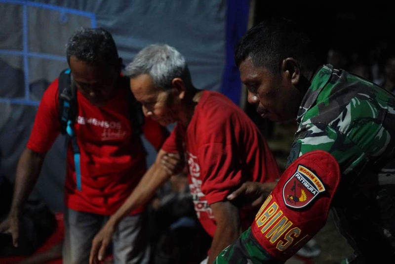 Babinsa membantu warga terdampak erupsi Gunungapi Ibu di Pos Pengungsian Desa Gam Ici, Kecamatan Ibu Tengah, Kabupaten Halmahera Barat, Maluku Utara, Sabtu (18/5/2024). Babinsa membantu warga terdampak erupsi Gunungapi Ibu di Pos Pengungsian Desa Gam Ici, Kecamatan Ibu Tengah, Kabupaten Halmahera Barat, Maluku Utara, Sabtu (18/5/2024). (Dok. BNPB)