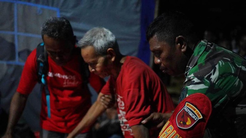 Babinsa membantu warga terdampak erupsi Gunungapi Ibu di Pos Pengungsian Desa Gam Ici, Kecamatan Ibu Tengah, Kabupaten Halmahera Barat, Maluku Utara, Sabtu (18/5/2024). (Dok. BNPB)