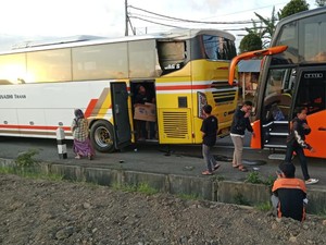 Penampakan Bus Study Tour SMPN 3 Depok Sleman yang Tertimpa Tiang Listrik
