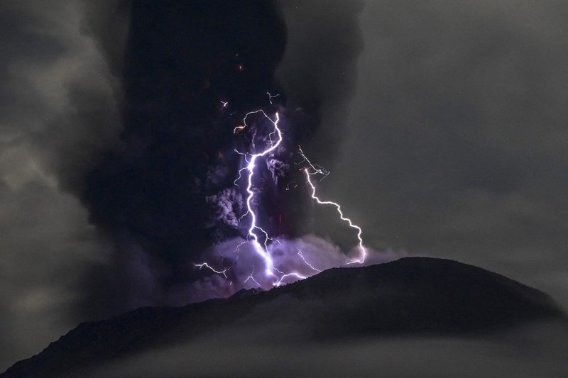 Babinsa membantu warga terdampak erupsi Gunungapi Ibu di Pos Pengungsian Desa Gam Ici, Kecamatan Ibu Tengah, Kabupaten Halmahera Barat, Maluku Utara, Sabtu (18/5/2024). Babinsa membantu warga terdampak erupsi Gunungapi Ibu di Pos Pengungsian Desa Gam Ici, Kecamatan Ibu Tengah, Kabupaten Halmahera Barat, Maluku Utara, Sabtu (18/5/2024). (Dok. BNPB)