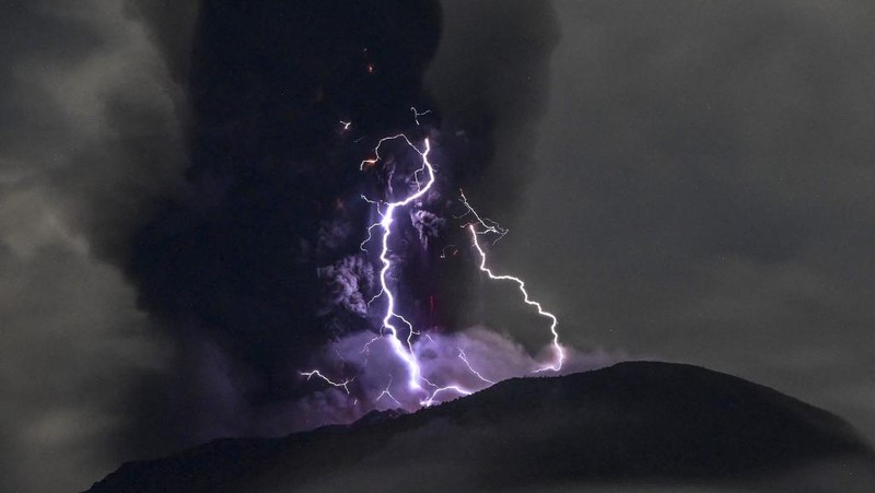 Babinsa membantu warga terdampak erupsi Gunungapi Ibu di Pos Pengungsian Desa Gam Ici, Kecamatan Ibu Tengah, Kabupaten Halmahera Barat, Maluku Utara, Sabtu (18/5/2024). (Dok. BNPB)