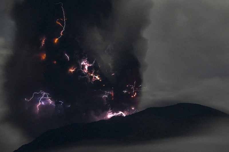 Babinsa membantu warga terdampak erupsi Gunungapi Ibu di Pos Pengungsian Desa Gam Ici, Kecamatan Ibu Tengah, Kabupaten Halmahera Barat, Maluku Utara, Sabtu (18/5/2024). (Dok. BNPB)