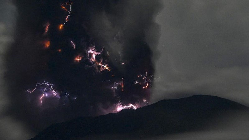 Babinsa membantu warga terdampak erupsi Gunungapi Ibu di Pos Pengungsian Desa Gam Ici, Kecamatan Ibu Tengah, Kabupaten Halmahera Barat, Maluku Utara, Sabtu (18/5/2024). (Dok. BNPB)