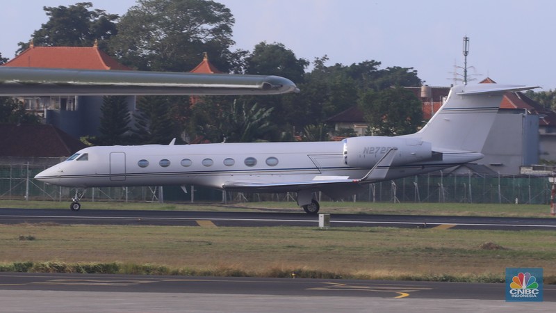 Jet pribadi milik pengusaha teknologi asal Amerika Serikat (AS), Elon Musk tiba di Bandara I Gusti Ngurah Rai, Bali, Minggu (19/5/2024). Jet pribadi milik pengusaha teknologi asal Amerika Serikat (AS), Elon Musk tiba di Bandara I Gusti Ngurah Rai, Bali, Minggu (19/5/2024). (CNBC Indonesia/Faisal Rahman)
