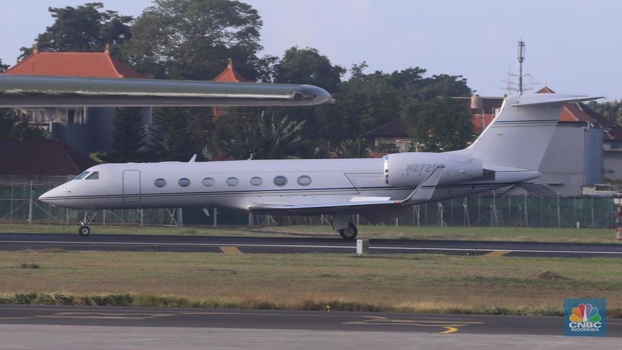 Jet pribadi milik pengusaha teknologi asal Amerika Serikat (AS), Elon Musk tiba di Bandara I Gusti Ngurah Rai, Bali, Minggu (19/5/2024). (CNBC Indonesia/Faisal Rahman)