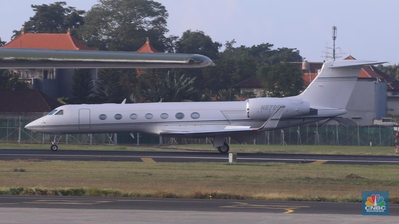 Jet pribadi milik pengusaha teknologi asal Amerika Serikat (AS), Elon Musk tiba di Bandara I Gusti Ngurah Rai, Bali, Minggu (19/5/2024). (CNBC Indonesia/Faisal Rahman)