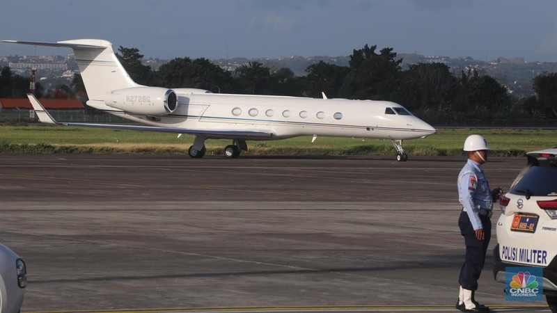 Jet pribadi milik pengusaha teknologi asal Amerika Serikat (AS), Elon Musk tiba di Bandara I Gusti Ngurah Rai, Bali, Minggu (19/5/2024). (CNBC Indonesia/Faisal Rahman)