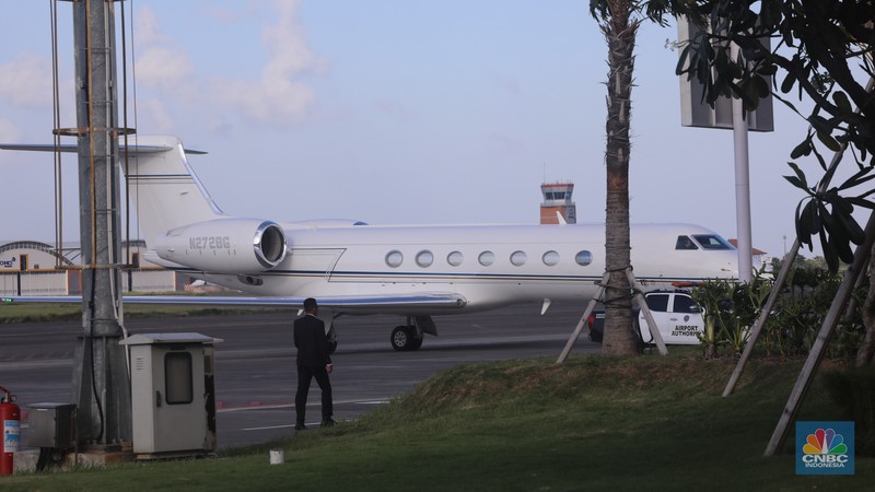 Jet pribadi milik pengusaha teknologi asal Amerika Serikat (AS), Elon Musk tiba di Bandara I Gusti Ngurah Rai, Bali, Minggu (19/5/2024). Jet pribadi milik pengusaha teknologi asal Amerika Serikat (AS), Elon Musk tiba di Bandara I Gusti Ngurah Rai, Bali, Minggu (19/5/2024). (CNBC Indonesia/Faisal Rahman)