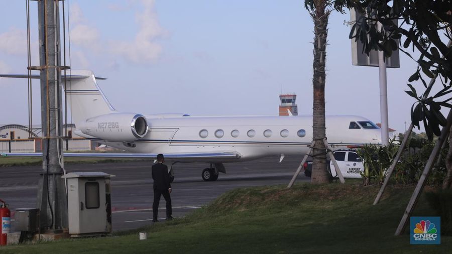 Jet pribadi milik pengusaha teknologi asal Amerika Serikat (AS), Elon Musk tiba di Bandara I Gusti Ngurah Rai, Bali, Minggu (19/5/2024). (CNBC Indonesia/Faisal Rahman)