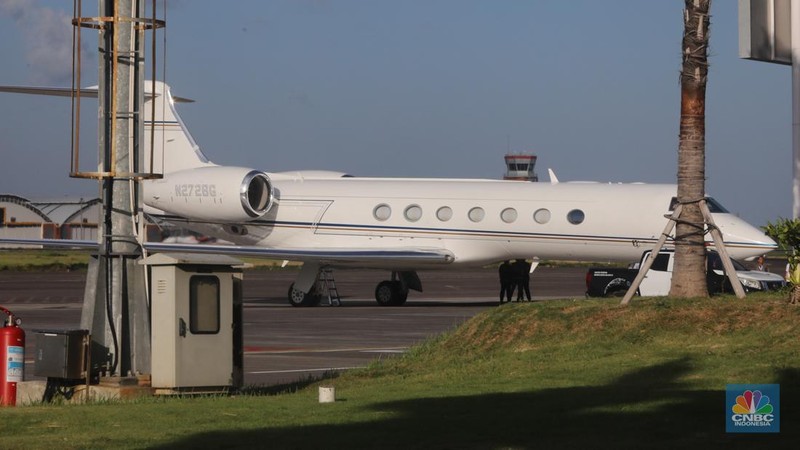Jet pribadi milik pengusaha teknologi asal Amerika Serikat (AS), Elon Musk tiba di Bandara I Gusti Ngurah Rai, Bali, Minggu (19/5/2024). (CNBC Indonesia/Faisal Rahman)