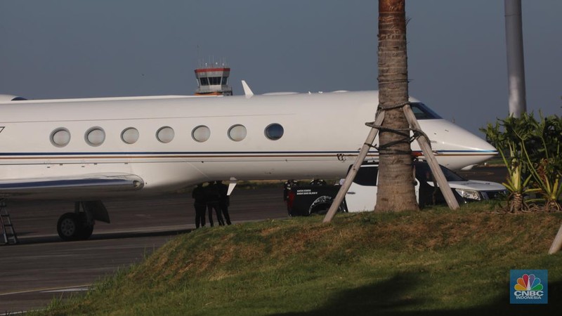 Jet pribadi milik pengusaha teknologi asal Amerika Serikat (AS), Elon Musk tiba di Bandara I Gusti Ngurah Rai, Bali, Minggu (19/5/2024). (CNBC Indonesia/Faisal Rahman)