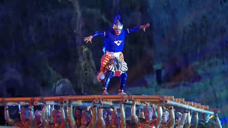 Para seniman tampil saat pentas seni budaya pada Welcoming Dinner 10th World Water Forum 2024 di Taman Budaya Garuda Wisnu Kencana (GWK), Badung, Bali, Minggu (19/5/2024). (Pusat Media World Water Forum 2024/Fikri Yusuf/pras/mifta)