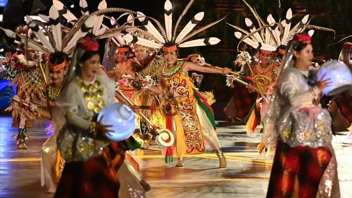 Para seniman tampil saat pentas seni budaya pada Welcoming Dinner 10th World Water Forum 2024 di Taman Budaya Garuda Wisnu Kencana (GWK), Badung, Bali, Minggu (19/5/2024). (Pusat Media World Water Forum 2024/Fikri Yusuf/pras/mifta)