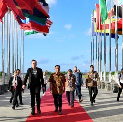 Luhut Sambut Kedatangan Elon Musk Jelang Peresmian Starlink