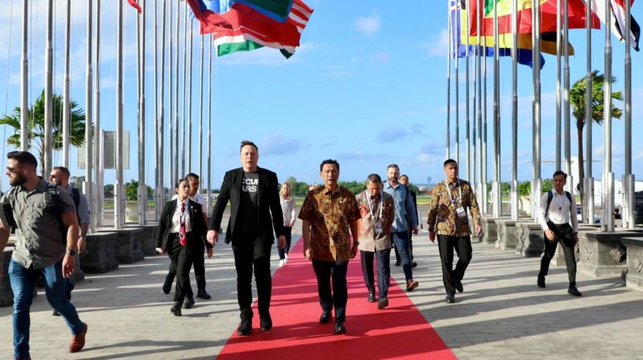 Pengusaha teknologi asal Amerika Serikat (AS), Elon Musk berjalan didampingi oleh Menkomarves Luhut Binsar Pandjaitan. (Dok. Biro Komunikasi Kemenko Bidang Kemaritiman Dan Investasi)