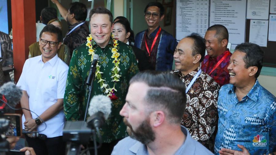 Pengusaha teknologi asal Amerika Serikat (AS), Elon Musk saat mengunjungi Puskesmas Pembantu (Pustu) Sumerta Kelod di Denpasar, Bali, Minggu (19/5/2024). (²©²ÊÍøÕ¾/Faisal Rahman)