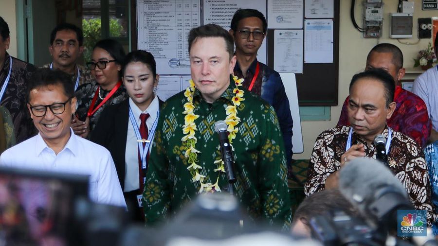 Pengusaha teknologi asal Amerika Serikat (AS), Elon Musk saat mengunjungi Puskesmas Pembantu (Pustu) Sumerta Kelod di Denpasar, Bali, Minggu (19/5/2024). (CNBC Indonesia/Faisal Rahman)