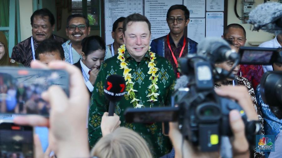 Pengusaha teknologi asal Amerika Serikat (AS), Elon Musk saat mengunjungi Puskesmas Pembantu (Pustu) Sumerta Kelod di Denpasar, Bali, Minggu (19/5/2024). Pengusaha teknologi asal Amerika Serikat (AS), Elon Musk saat mengunjungi Puskesmas Pembantu (Pustu) Sumerta Kelod di Denpasar, Bali, Minggu (19/5/2024). (²©²ÊÍøÕ¾/Faisal Rahman)