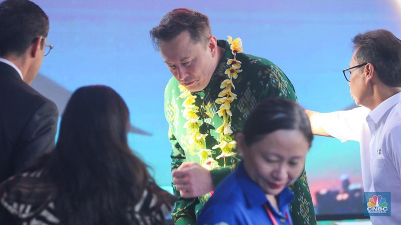 Pengusaha teknologi asal Amerika Serikat (AS), Elon Musk saat mengunjungi Puskesmas Pembantu (Pustu) Sumerta Kelod di Denpasar, Bali, Minggu (19/5/2024). (CNBC Indonesia/Faisal Rahman)