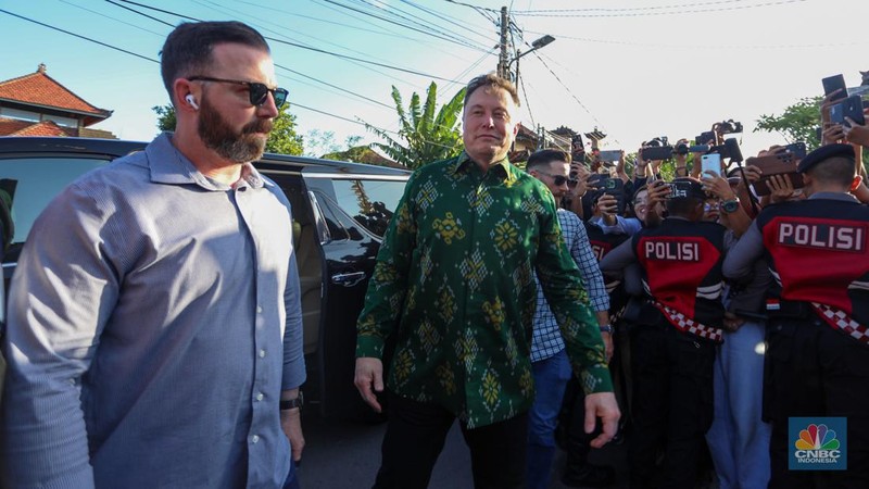 Pengusaha teknologi asal Amerika Serikat (AS), Elon Musk saat mengunjungi Puskesmas Pembantu (Pustu) Sumerta Kelod di Denpasar, Bali, Minggu (19/5/2024). (CNBC Indonesia/Faisal Rahman)