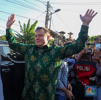 Pakai Batik Hijau, Detik-Detik Elon Musk Resmikan Starlink di RI