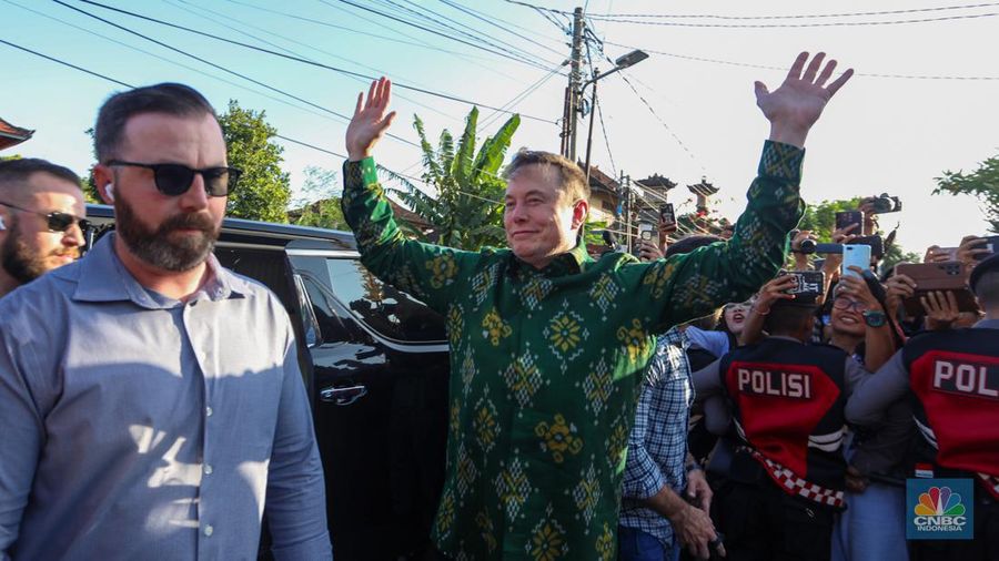 Pengusaha teknologi asal Amerika Serikat (AS), Elon Musk tiba di Puskesmas Pembantu (Pustu) Sumerta Kelod, Denpasar, Bali, Minggu (19/5/2024). (CNBC Indonesia/Faisal Rahman)