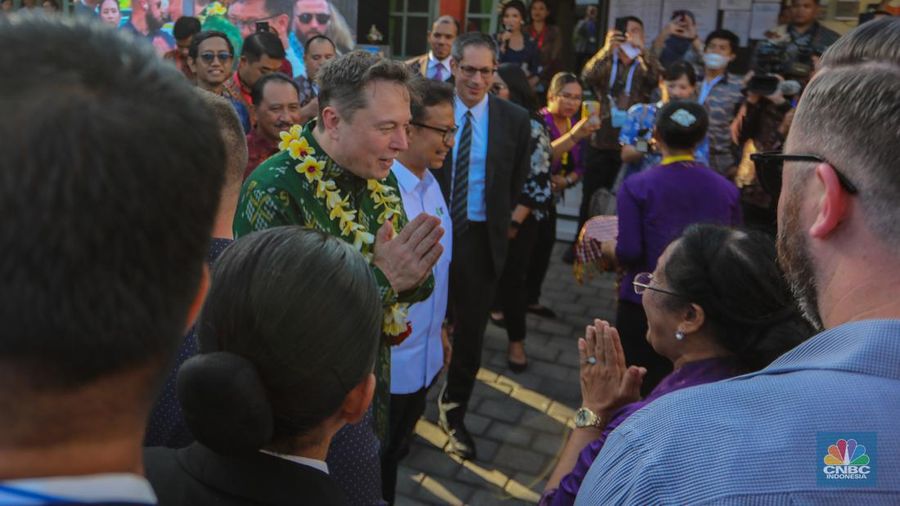 Pengusaha teknologi asal Amerika Serikat (AS), Elon Musk tiba di Puskesmas Pembantu (Pustu) Sumerta Kelod, Denpasar, Bali, Minggu (19/5/2024). (վ/Faisal Rahman)