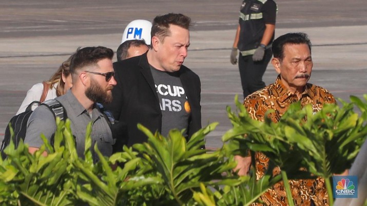 Pengusaha teknologi asal Amerika Serikat (AS), Elon Musk tiba di Terminal VVIP Bandara I Gusti Ngurah Rai, Bali, Minggu (19/5/2024). (CNBC Indonesia/Faisal Rahman)