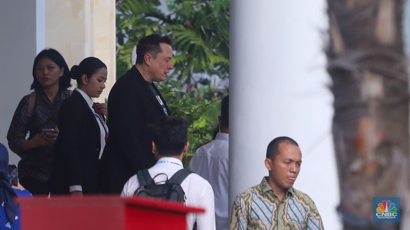 Pengusaha teknologi asal Amerika Serikat (AS), Elon Musk tiba di Terminal VVIP Bandara I Gusti Ngurah Rai, Bali, Minggu (19/5/2024). (CNBC Indonesia/Faisal Rahman)