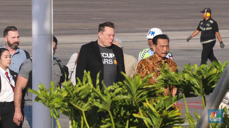Pengusaha teknologi asal Amerika Serikat (AS), Elon Musk tiba di Terminal VVIP Bandara I Gusti Ngurah Rai, Bali, Minggu (19/5/2024). (CNBC Indonesia/Faisal Rahman)
