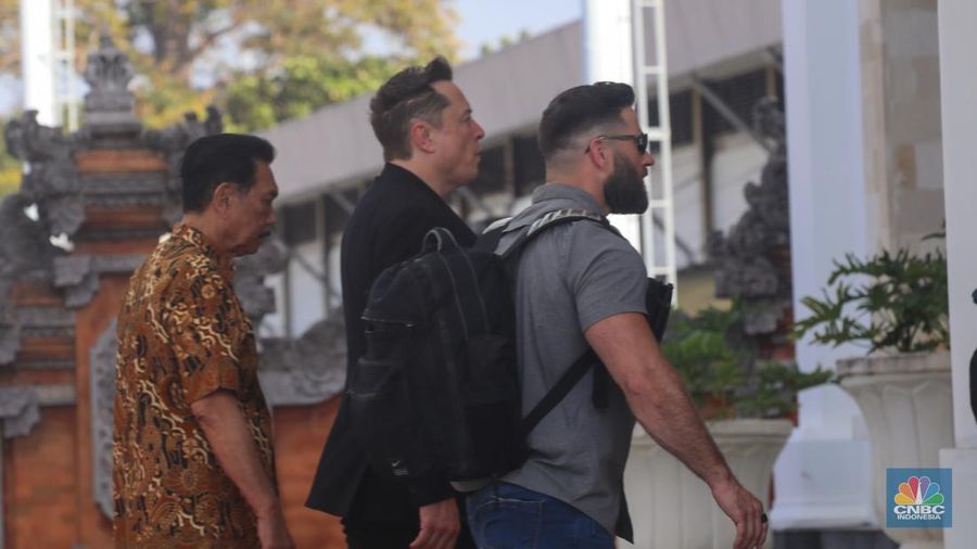 Pengusaha teknologi asal Amerika Serikat (AS), Elon Musk tiba di Terminal VVIP Bandara I Gusti Ngurah Rai, Bali, Minggu (19/5/2024). (CNBC Indonesia/Faisal Rahman)