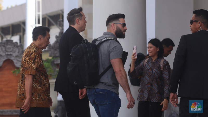 Pengusaha teknologi asal Amerika Serikat (AS), Elon Musk tiba di Terminal VVIP Bandara I Gusti Ngurah Rai, Bali, Minggu (19/5/2024). Pengusaha teknologi asal Amerika Serikat (AS), Elon Musk tiba di Terminal VVIP Bandara I Gusti Ngurah Rai, Bali, Minggu (19/5/2024). (CNBC Indonesia/Faisal Rahman)