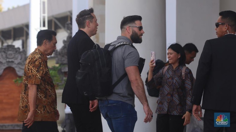 Pengusaha teknologi asal Amerika Serikat (AS), Elon Musk tiba di Terminal VVIP Bandara I Gusti Ngurah Rai, Bali, Minggu (19/5/2024). (CNBC Indonesia/Faisal Rahman)