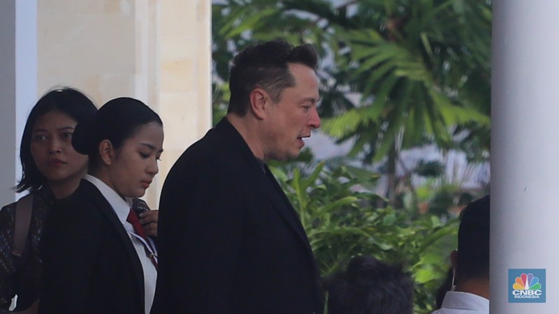 Pengusaha teknologi asal Amerika Serikat (AS), Elon Musk tiba di Terminal VVIP Bandara I Gusti Ngurah Rai, Bali, Minggu (19/5/2024). Pengusaha teknologi asal Amerika Serikat (AS), Elon Musk tiba di Terminal VVIP Bandara I Gusti Ngurah Rai, Bali, Minggu (19/5/2024). (CNBC Indonesia/Faisal Rahman)