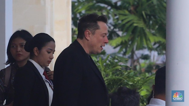 Pengusaha teknologi asal Amerika Serikat (AS), Elon Musk tiba di Terminal VVIP Bandara I Gusti Ngurah Rai, Bali, Minggu (19/5/2024). (CNBC Indonesia/Faisal Rahman)