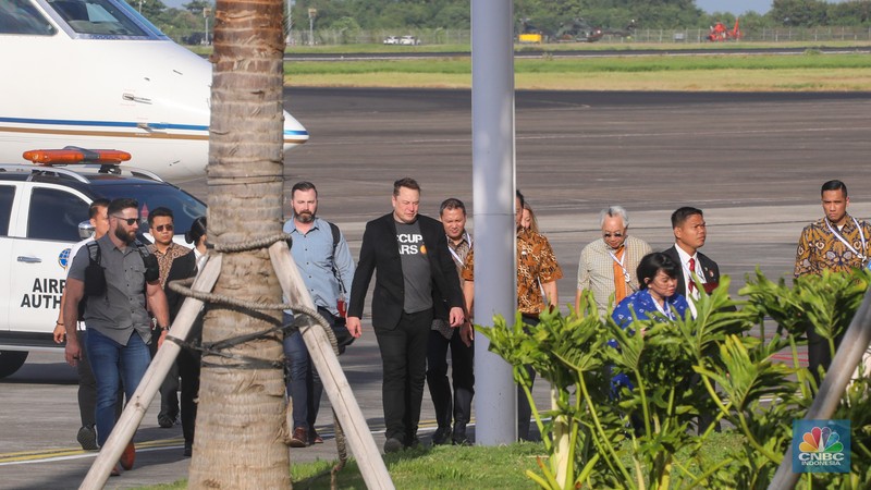 Jet pribadi milik pengusaha teknologi asal Amerika Serikat (AS), Elon Musk tiba di Bandara I Gusti Ngurah Rai, Bali, Minggu (19/5/2024). Jet pribadi milik pengusaha teknologi asal Amerika Serikat (AS), Elon Musk tiba di Bandara I Gusti Ngurah Rai, Bali, Minggu (19/5/2024). (CNBC Indonesia/Faisal Rahman)